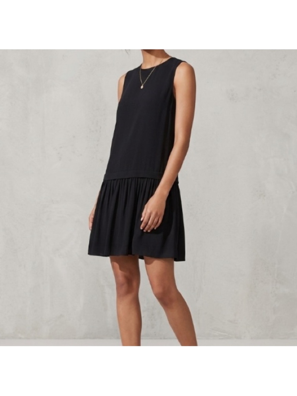 Uniqlo Sleeveless Drop Waist Dress Size Large Black Ruffle Classic Casual